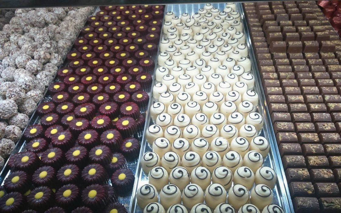 Una selección premium de chocolates y postres con chocolate